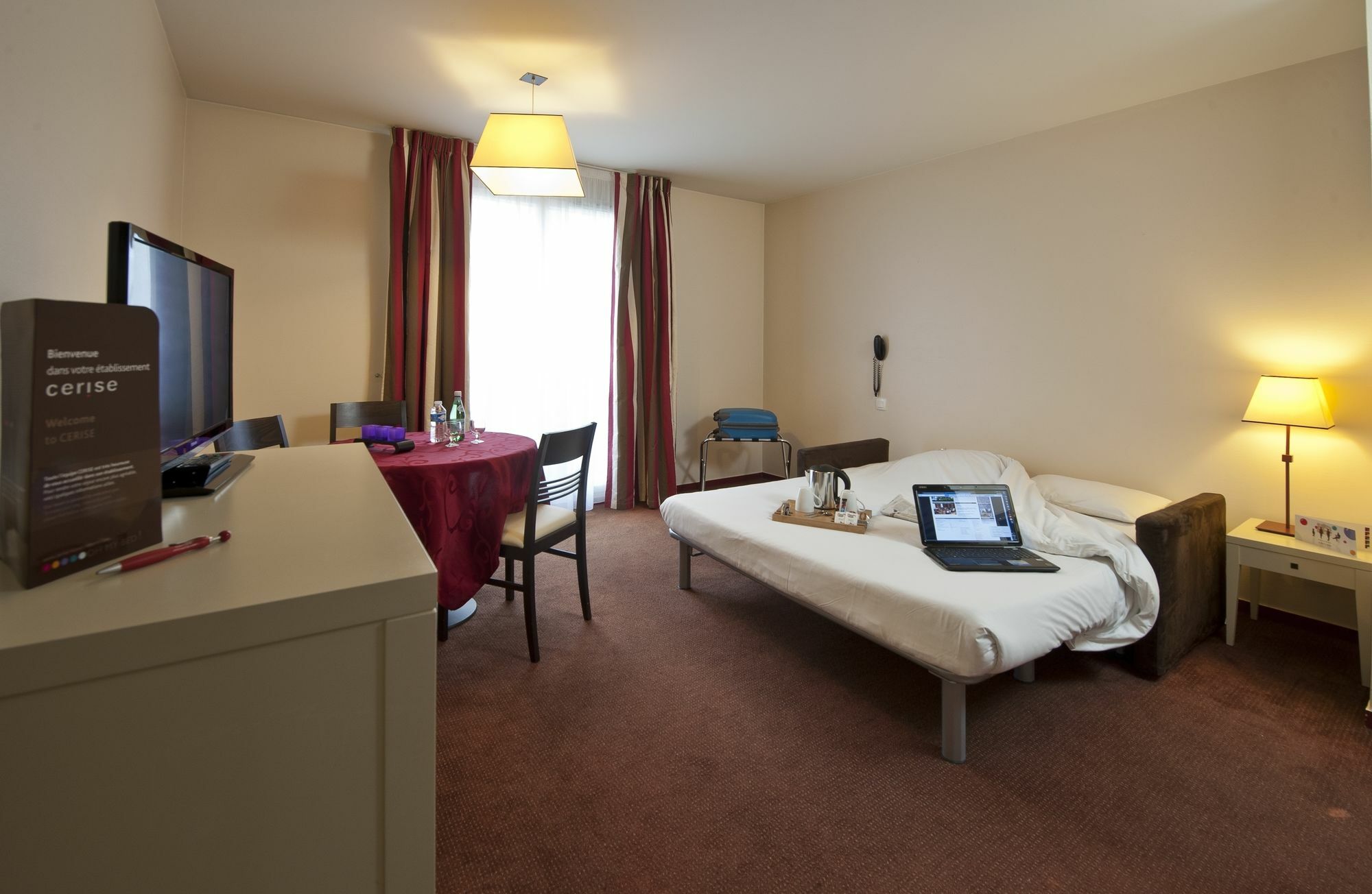 Hotel Cerise Шату Екстер'єр фото